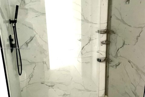 Снять в аренду квартиру в Майами, Флорида 2 спальни, 69.68м2, № 1989744 - фото 8