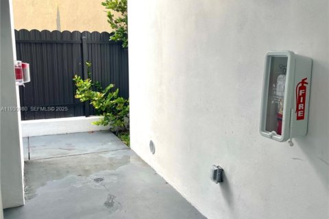 Снять в аренду квартиру в Майами, Флорида 2 спальни, 69.68м2, № 1989744 - фото 29