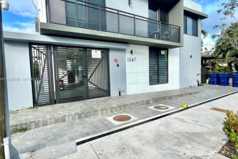 Снять в аренду квартиру в Майами, Флорида 2 спальни, 69.68м2, № 1989744 - фото 2