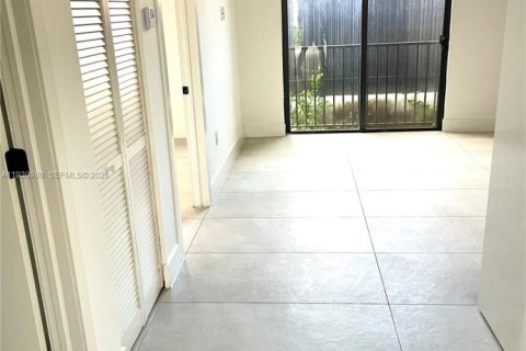 Снять в аренду квартиру в Майами, Флорида 2 спальни, 69.68м2, № 1989744 - фото 9