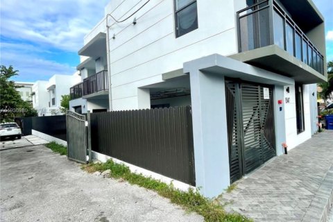 Снять в аренду квартиру в Майами, Флорида 2 спальни, 69.68м2, № 1989744 - фото 3