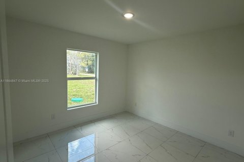 House in Lehigh Acres, Florida 3 bedrooms № 1841265 - photo 10