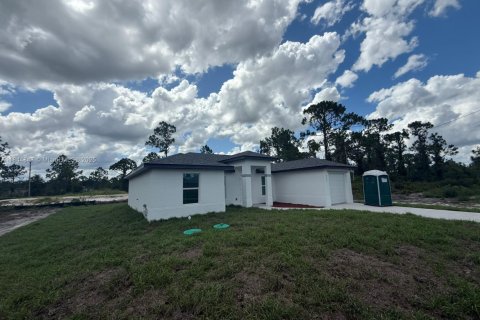 House in Lehigh Acres, Florida 3 bedrooms № 1841265 - photo 4