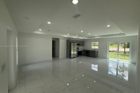 House in Lehigh Acres, Florida 3 bedrooms № 1841265 - photo 7