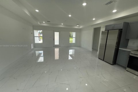 House in Lehigh Acres, Florida 3 bedrooms № 1841265 - photo 6