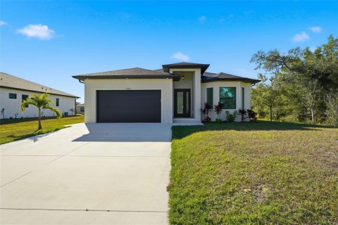 House in Port Charlotte, Florida 3 bedrooms, 161.46 sq.m. № 2232868