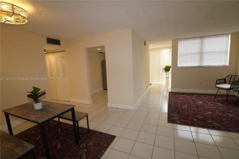 Condo in Miami, Florida, 3 bedrooms  № 1809442 - photo 15