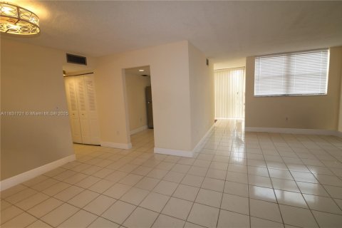Condo in Miami, Florida, 3 bedrooms  № 1809442 - photo 14