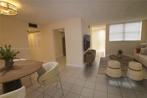 Condo in Miami, Florida, 3 bedrooms  № 1809442 - photo 1