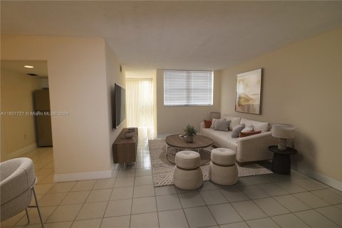 Condo in Miami, Florida, 3 bedrooms  № 1809442 - photo 2