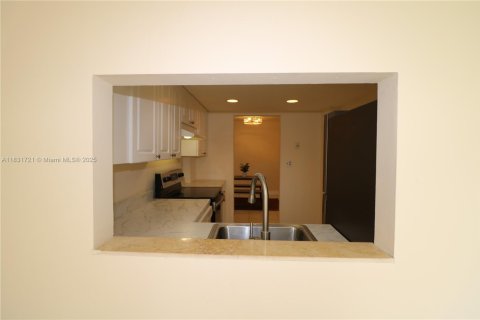 Condo in Miami, Florida, 3 bedrooms  № 1809442 - photo 26