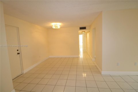Condo in Miami, Florida, 3 bedrooms  № 1809442 - photo 19
