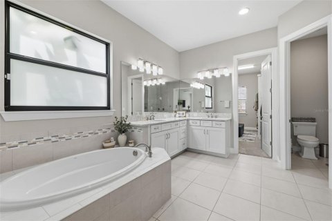 House in Lutz, Florida 7 bedrooms, 485.32 sq.m. № 2350327 - photo 27