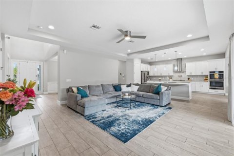 House in Lutz, Florida 7 bedrooms, 485.32 sq.m. № 2350327 - photo 11