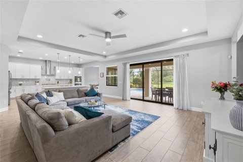 House in Lutz, Florida 7 bedrooms, 485.32 sq.m. № 2350327 - photo 10
