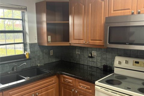 Touwnhouse à vendre à Miami, Floride: 3 chambres, 105.54 m2 № 1814246 - photo 2