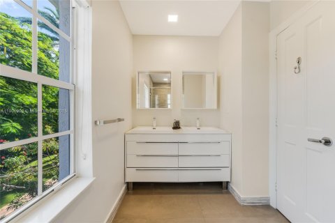 Casa en alquiler en Miami Beach, Florida, 5 dormitorios, 338.26 m2 № 1953579 - foto 23