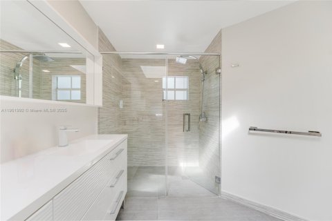 Casa en alquiler en Miami Beach, Florida, 5 dormitorios, 338.26 m2 № 1953579 - foto 26