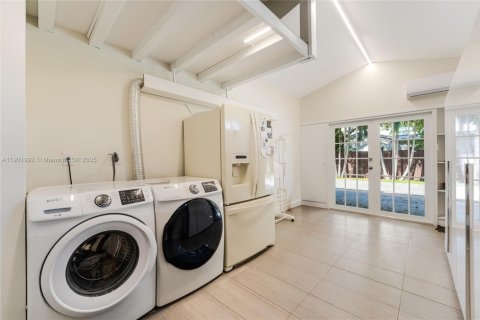 Casa en alquiler en Miami Beach, Florida, 5 dormitorios, 338.26 m2 № 1953579 - foto 29