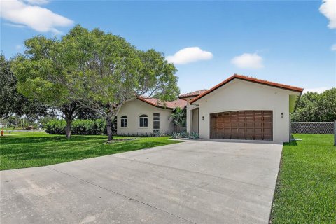 Купить виллу или дом в Хомстед, Флорида 12 комнат, 216.09м2, № 1911044 - фото 1