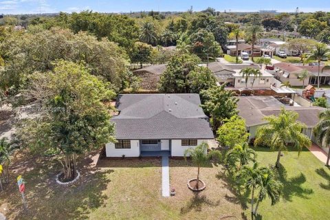 Купить виллу или дом в Пемброк-Пайнс, Флорида 3 спальни, 154.22м2, № 1995878 - фото 23