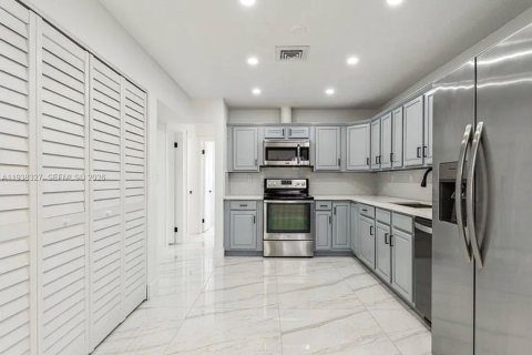 Купить виллу или дом в Пемброк-Пайнс, Флорида 3 спальни, 154.22м2, № 1995878 - фото 7