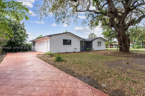 Купить виллу или дом в Пемброк-Пайнс, Флорида 3 спальни, 154.22м2, № 1995878 - фото 2