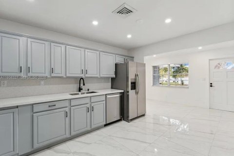 Купить виллу или дом в Пемброк-Пайнс, Флорида 3 спальни, 154.22м2, № 1995878 - фото 10