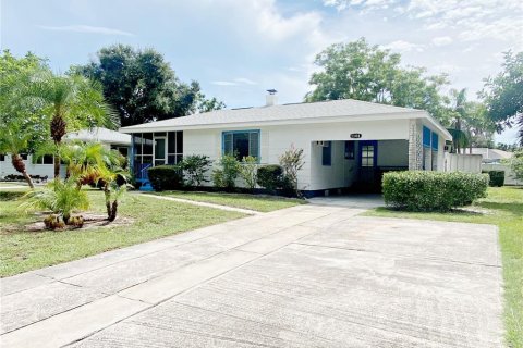 House in Saint Petersburg, Florida 2 bedrooms, 83.33 sq.m. № 2359213