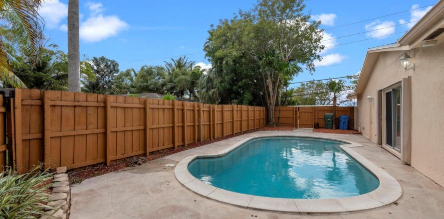 House in Oakland Park, Florida 3 bedrooms, 171.87 sq.m. № 941095