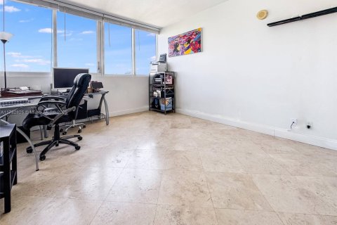 Condo in North Bay Village, Florida, 2 bedrooms  № 1869908 - photo 15