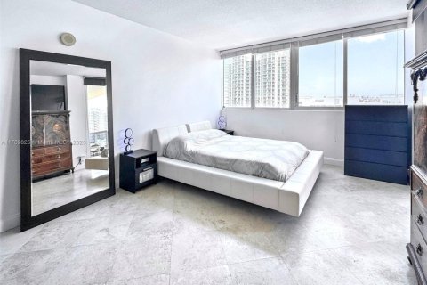 Condo in North Bay Village, Florida, 2 bedrooms  № 1869908 - photo 14