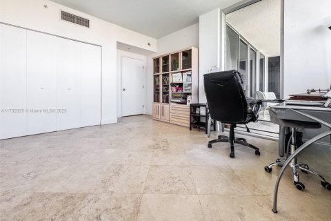 Condo in North Bay Village, Florida, 2 bedrooms  № 1869908 - photo 16