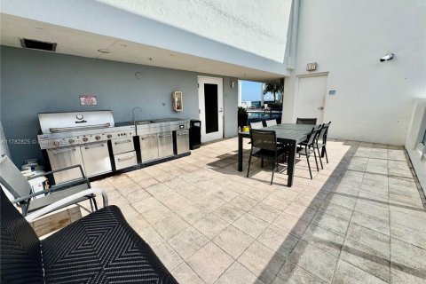 Condo in North Bay Village, Florida, 2 bedrooms  № 1869908 - photo 25