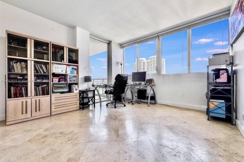 Condo in North Bay Village, Florida, 2 bedrooms  № 1869908 - photo 11