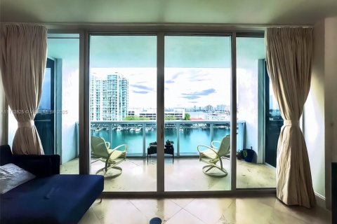 Condo in North Bay Village, Florida, 2 bedrooms  № 1869908 - photo 1