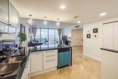 Condo in North Bay Village, Florida, 2 bedrooms  № 1869908 - photo 10