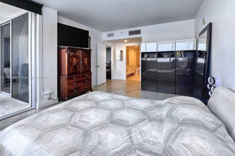 Condo in North Bay Village, Florida, 2 bedrooms  № 1869908 - photo 13