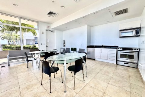 Condo in North Bay Village, Florida, 2 bedrooms  № 1869908 - photo 22
