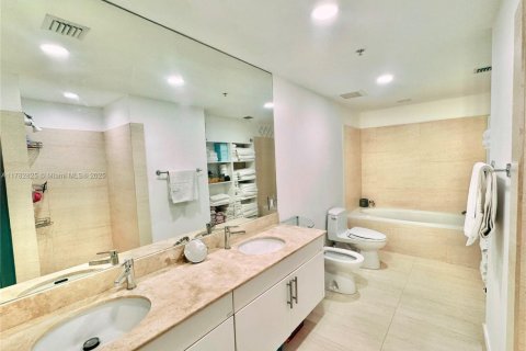Condo in North Bay Village, Florida, 2 bedrooms  № 1869908 - photo 17