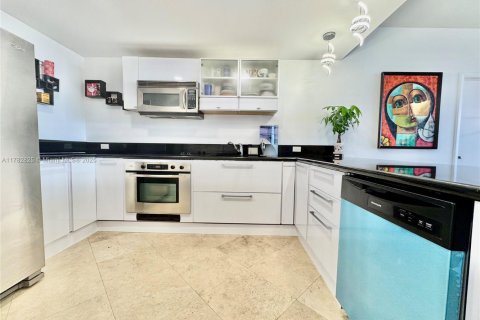 Condo in North Bay Village, Florida, 2 bedrooms  № 1869908 - photo 9