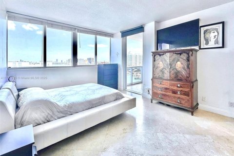 Condo in North Bay Village, Florida, 2 bedrooms  № 1869908 - photo 12