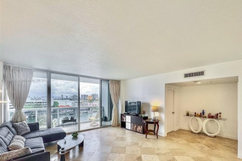 Condo in North Bay Village, Florida, 2 bedrooms  № 1869908 - photo 8