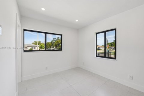 House in Miami, Florida 5 bedrooms, 163.97 sq.m. № 2055839 - photo 26
