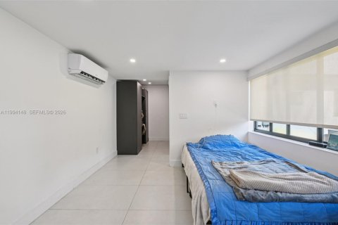 House in Miami, Florida 5 bedrooms, 163.97 sq.m. № 2055839 - photo 18