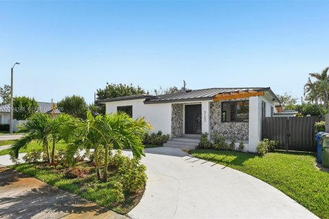 House in Miami, Florida 5 bedrooms, 163.97 sq.m. № 2055839 - photo 1