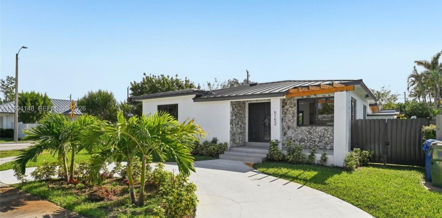 House in Miami, Florida 5 bedrooms, 163.97 sq.m. № 2055839