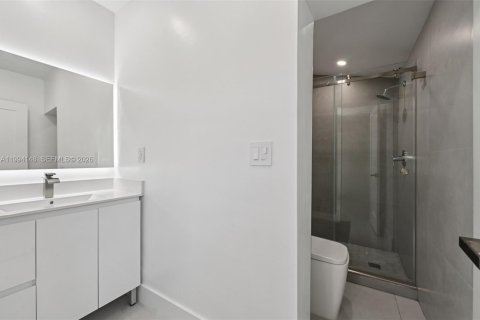 House in Miami, Florida 5 bedrooms, 163.97 sq.m. № 2055839 - photo 22