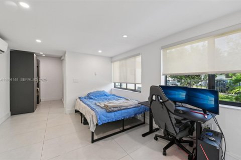 House in Miami, Florida 5 bedrooms, 163.97 sq.m. № 2055839 - photo 12