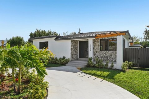 House in Miami, Florida 5 bedrooms, 163.97 sq.m. № 2055839 - photo 4